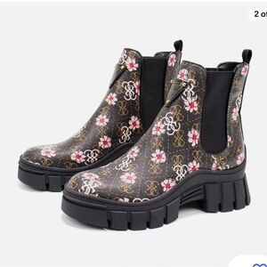 GUESS Women's Hestia Lug Sole Chelsea Booties